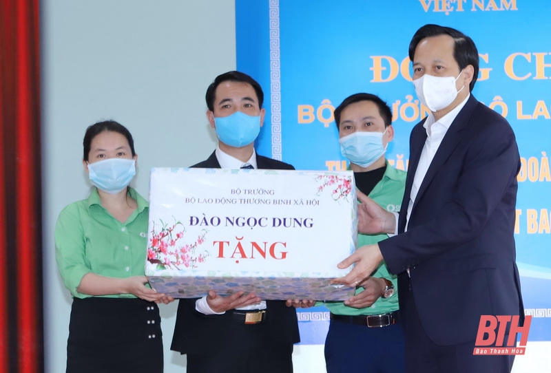 Bộ trưởng Bộ Lao động, Thương binh và Xã hội và các đồng chí lãnh đạo tỉnh Thanh Hóa tặng quà tết cho công nhân nghèo, gia đình chính sách