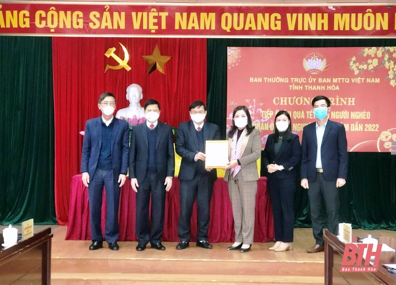 Các chi nhánh Ngân hàng Agribank trên địa bàn tỉnh Thanh Hóa trao 4.000 suất quà tết cho người nghèo