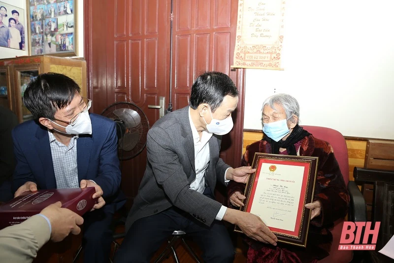 Chủ nhiệm Ủy ban Kiểm tra Tỉnh ủy Lê Quang Hùng thăm, chúc tết cán bộ, chiến sĩ đảo Nẹ và Đồn Biên phòng Đa Lộc