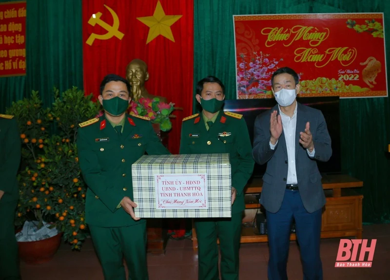 Chủ nhiệm Ủy ban Kiểm tra Tỉnh ủy Lê Quang Hùng thăm, chúc tết cán bộ, chiến sĩ đảo Nẹ và Đồn Biên phòng Đa Lộc