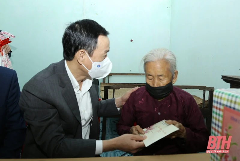 Chủ nhiệm Ủy ban Kiểm tra Tỉnh ủy Lê Quang Hùng thăm, chúc tết cán bộ, chiến sĩ đảo Nẹ và Đồn Biên phòng Đa Lộc