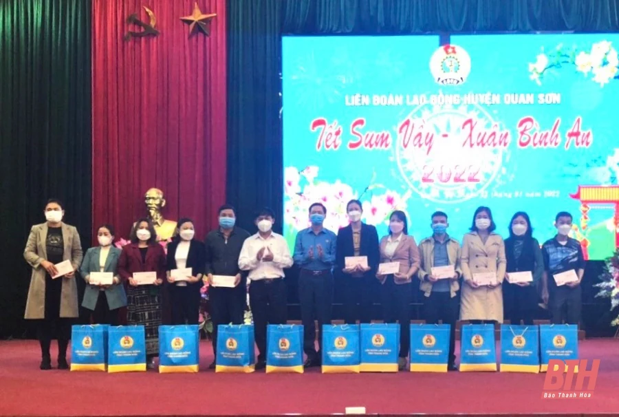 Trao 304 suất quà cho đoàn viên, người lao động khó khăn huyện Quan Sơn
