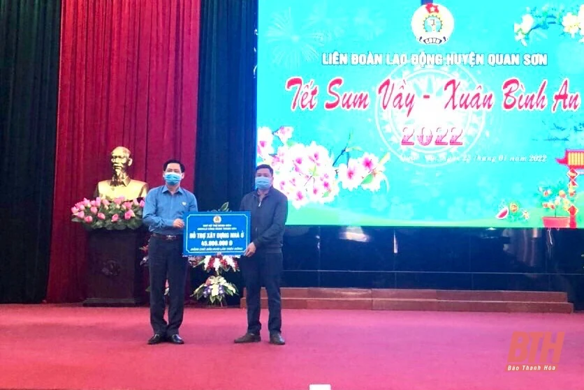 Trao 304 suất quà cho đoàn viên, người lao động khó khăn huyện Quan Sơn