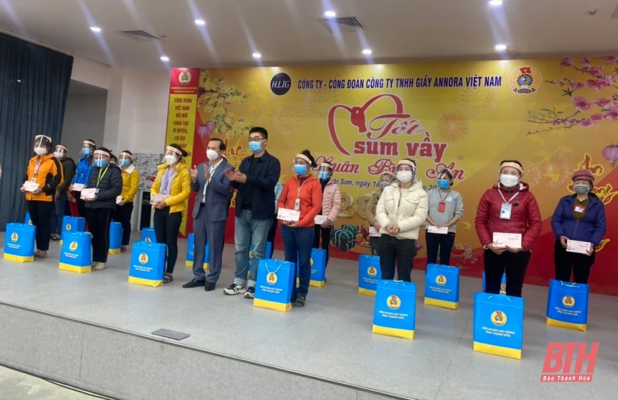 Trao 340 suất quà cho công nhân lao động khó khăn Công ty TNHH Giầy Annora Việt Nam