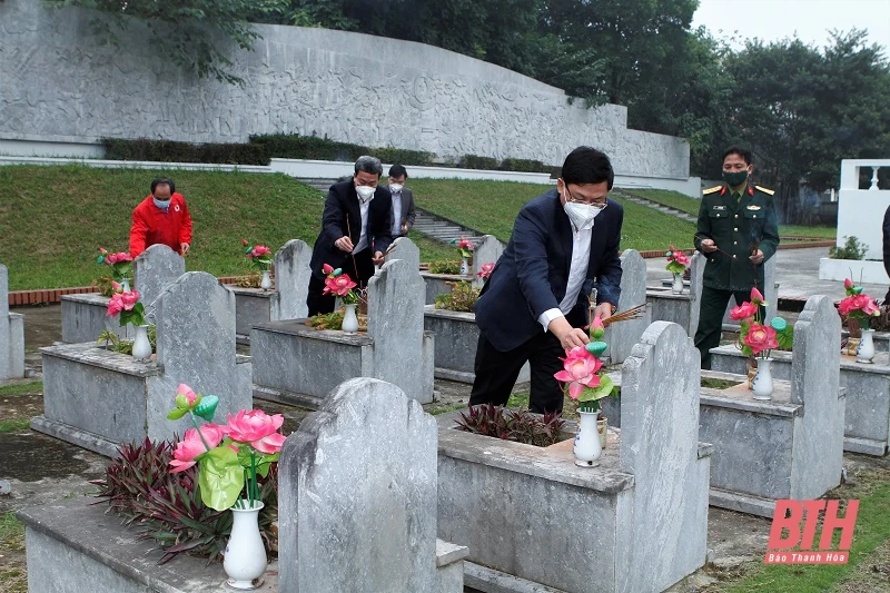 Phó Chủ tịch UBND tỉnh Mai Xuân Liêm kiểm tra tình hình sản xuất, đời sống Nhân dân và tặng quà gia đình chính sách tại huyện Thọ Xuân
