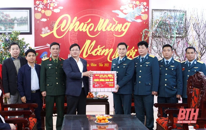 Phó Chủ tịch UBND tỉnh Mai Xuân Liêm kiểm tra tình hình sản xuất, đời sống Nhân dân và tặng quà gia đình chính sách tại huyện Thọ Xuân
