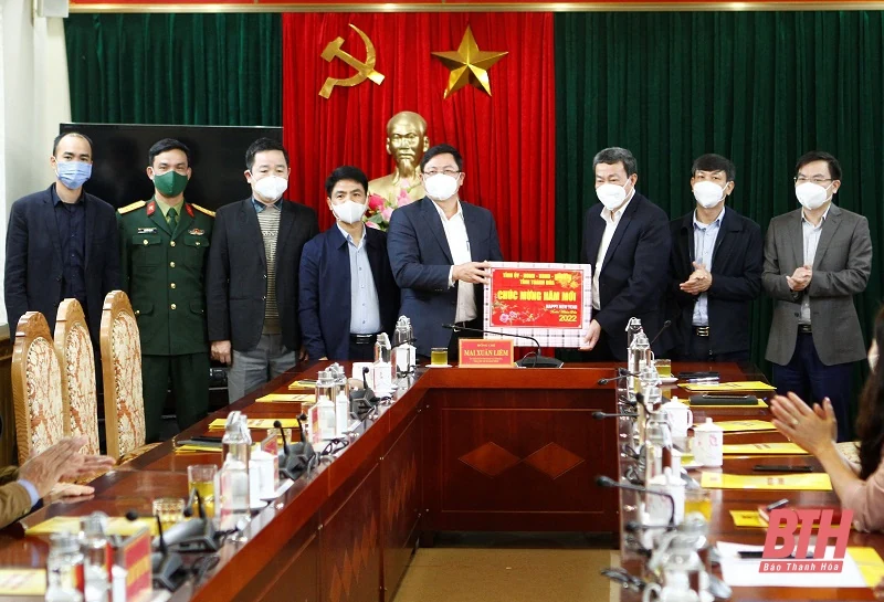 Phó Chủ tịch UBND tỉnh Mai Xuân Liêm kiểm tra tình hình sản xuất, đời sống Nhân dân và tặng quà gia đình chính sách tại huyện Thọ Xuân