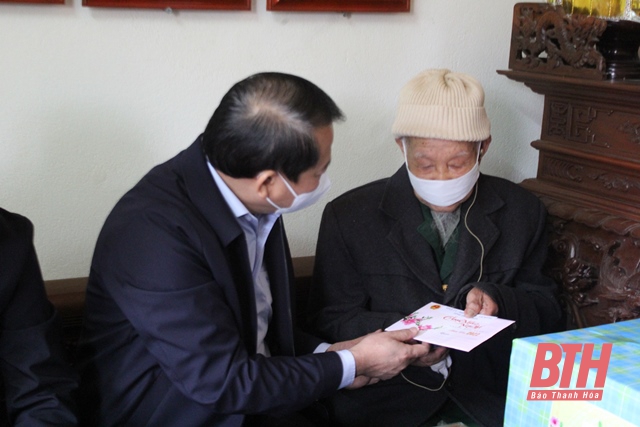 Trưởng ban Tổ chức Tỉnh uỷ Nguyễn Văn Hùng thăm, tặng quà các gia đình chính sách tại huyện Triệu Sơn