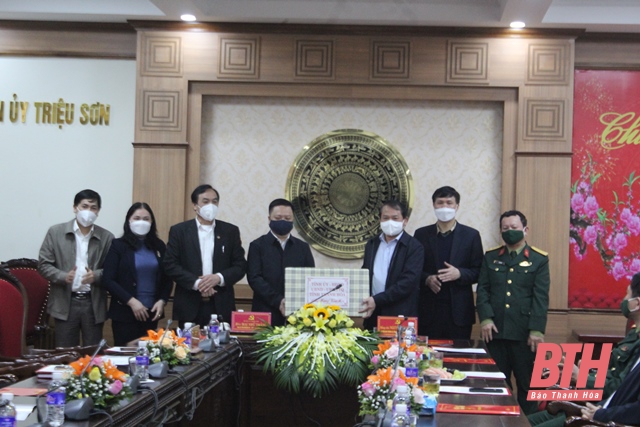 Trưởng ban Tổ chức Tỉnh uỷ Nguyễn Văn Hùng thăm, tặng quà các gia đình chính sách tại huyện Triệu Sơn