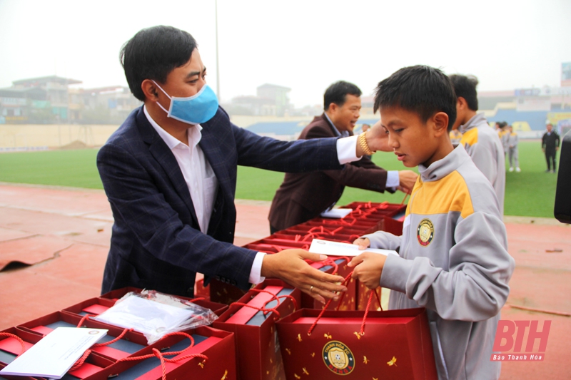 CLB Đông Á Thanh Hóa tặng quà tết cho cầu thủ các đội bóng đá trẻ