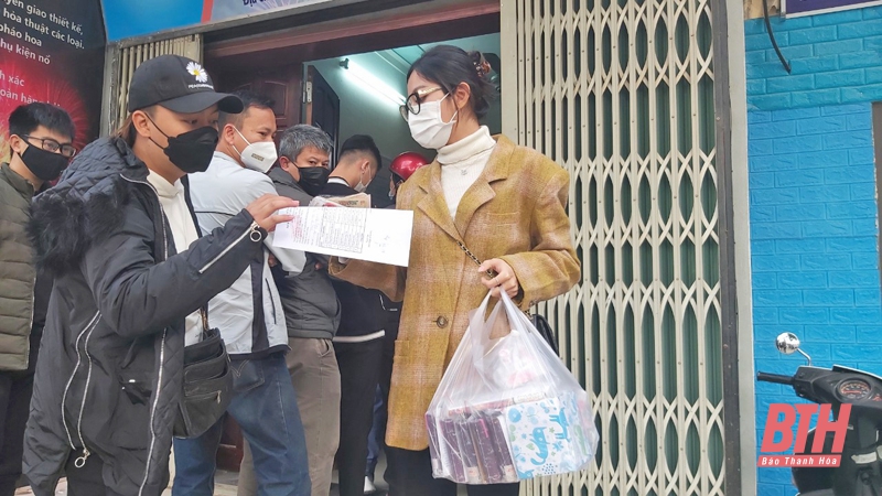 TP Thanh Hóa: Người dân xếp hàng mua pháo hoa không tiếng nổ