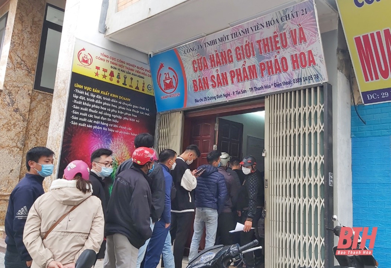 TP Thanh Hóa: Người dân xếp hàng mua pháo hoa không tiếng nổ