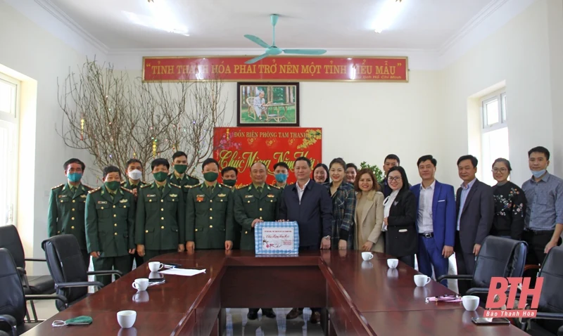 Sở VH,TT&DL thăm và tặng quà cán bộ, chiến sỹ Đồn Biên phòng Tam Thanh