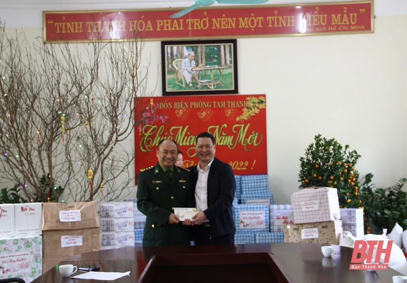 Sở VH,TT&DL thăm và tặng quà cán bộ, chiến sỹ Đồn Biên phòng Tam Thanh