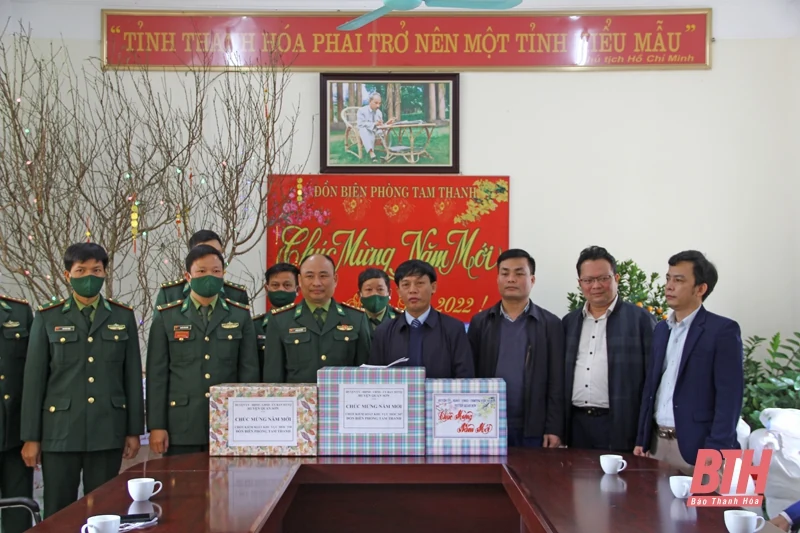 Sở VH,TT&DL thăm và tặng quà cán bộ, chiến sỹ Đồn Biên phòng Tam Thanh