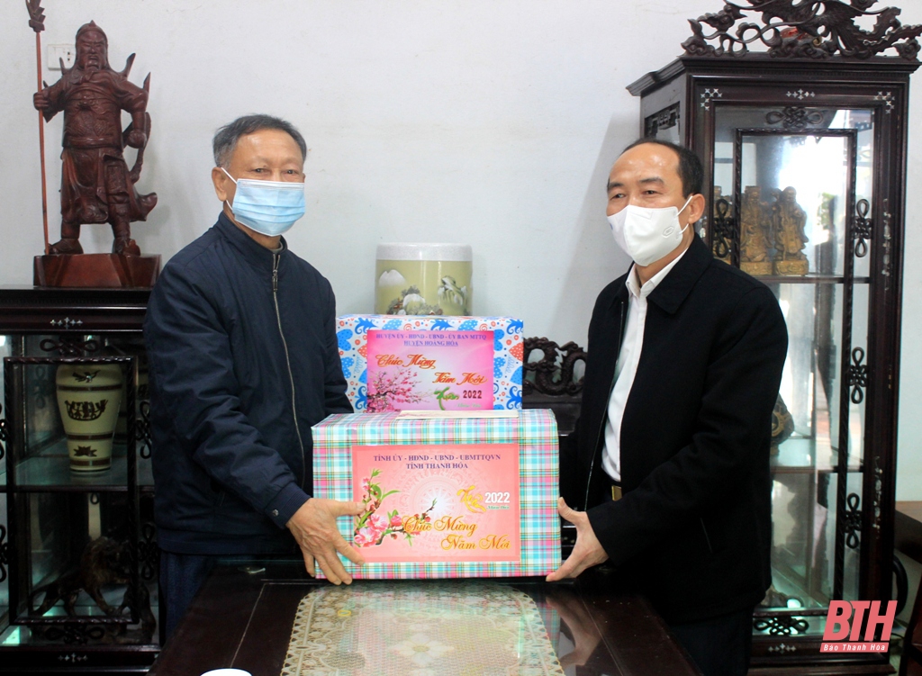 Phó Chủ tịch Thường trực HĐND tỉnh Lê Tiến Lam kiểm tra tình hình sản xuất, đời sống và thăm gia đình chính sách huyện Hoằng Hóa