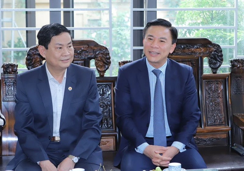 Bí thư Tỉnh ủy Đỗ Trọng Hưng chúc tết nhà văn, giáo viên và bác sĩ tiêu biểu