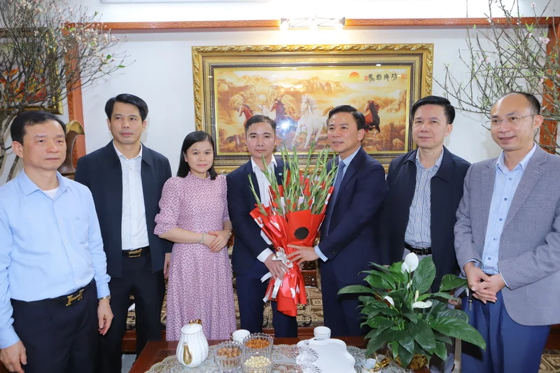 Bí thư Tỉnh ủy Đỗ Trọng Hưng chúc tết nhà văn, giáo viên và bác sĩ tiêu biểu