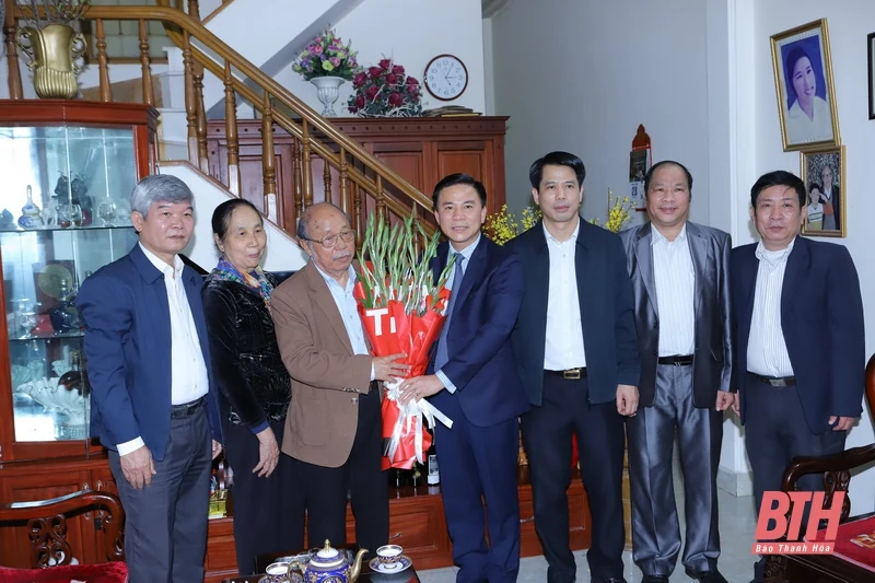 Bí thư Tỉnh ủy Đỗ Trọng Hưng chúc tết nhà văn, giáo viên và bác sĩ tiêu biểu
