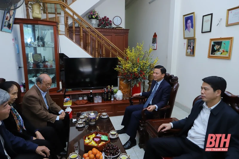 Bí thư Tỉnh ủy Đỗ Trọng Hưng chúc tết nhà văn, giáo viên và bác sĩ tiêu biểu