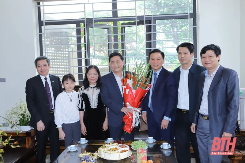 Bí thư Tỉnh ủy Đỗ Trọng Hưng chúc tết nhà văn, giáo viên và bác sĩ tiêu biểu