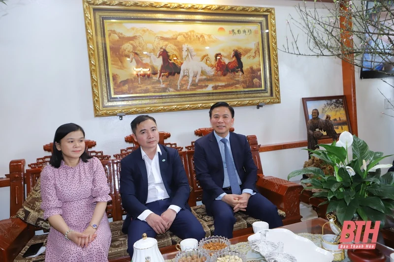 Bí thư Tỉnh ủy Đỗ Trọng Hưng chúc tết nhà văn, giáo viên và bác sĩ tiêu biểu