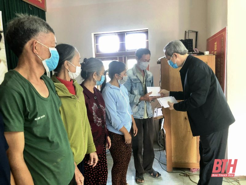 Ủy ban MTTQ tỉnh trao quà cho hộ nghèo nhân dịp Tết Nguyên đán