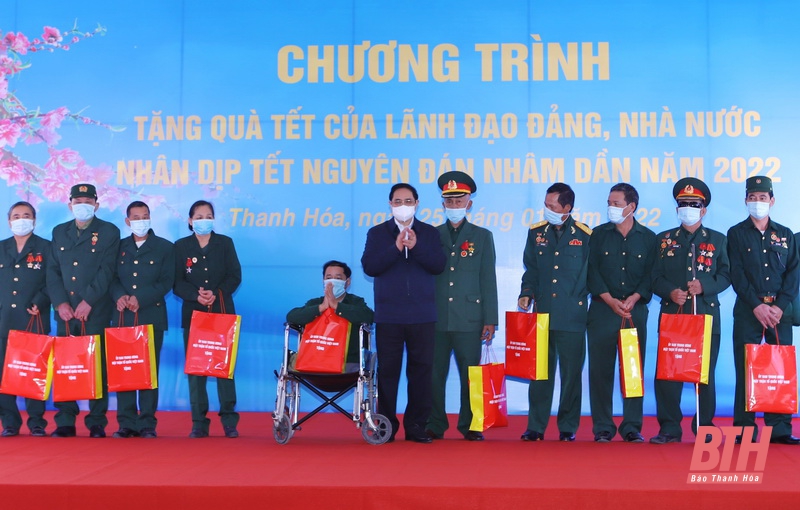 Thủ tướng Chính phủ thăm, chúc Tết CLB Hàm Rồng và tặng quà Tết của lãnh đạo Đảng, Nhà nước cho người có công với cách mạng, người nghèo và công nhân, lao động