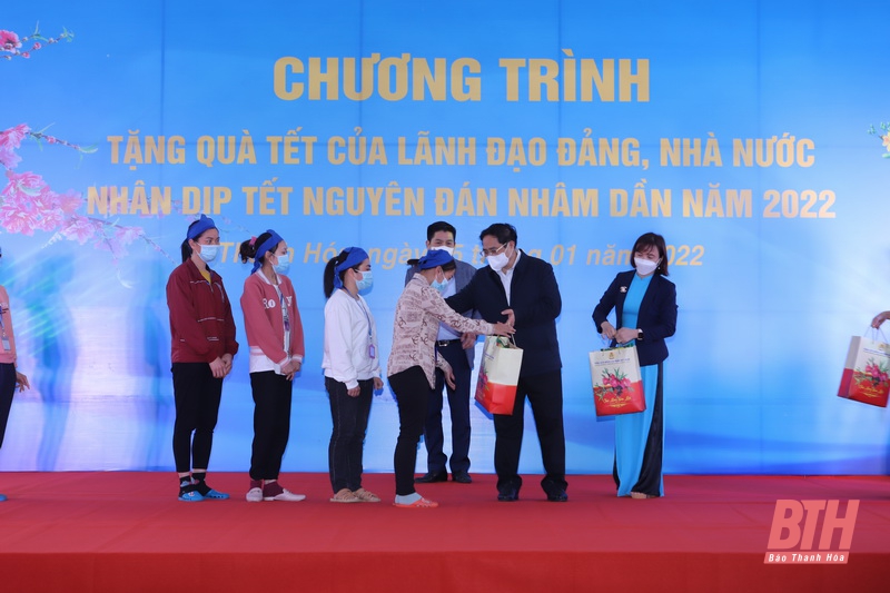 Thủ tướng Chính phủ thăm, chúc Tết CLB Hàm Rồng và tặng quà Tết của lãnh đạo Đảng, Nhà nước cho người có công với cách mạng, người nghèo và công nhân, lao động