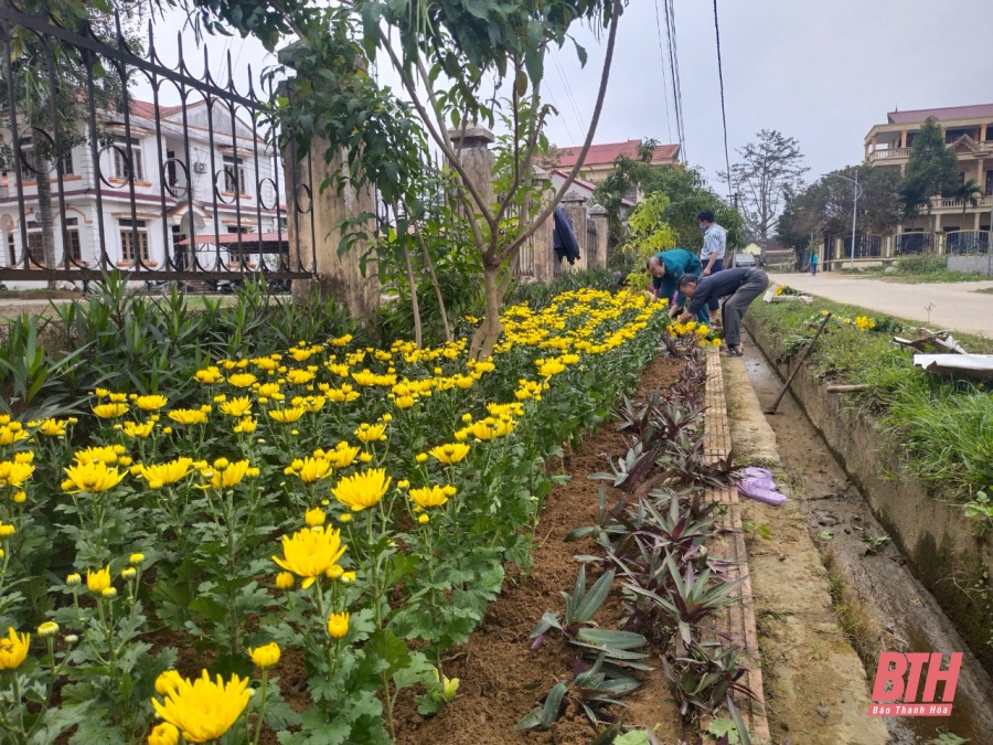 Công đoàn xã Vĩnh Quang trồng hoa đường mẫu mừng Đảng, mừng xuân