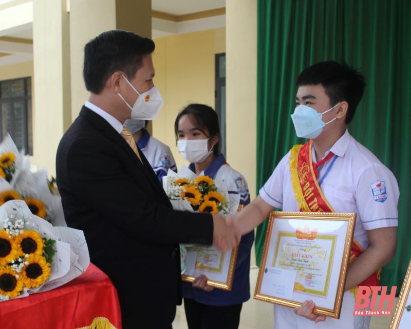 Huyện Vĩnh Lộc khen thưởng giáo viên, học sinh đạt thành tích trong kỳ thi chọn học sinh giỏi cấp tỉnh năm 2021-2022