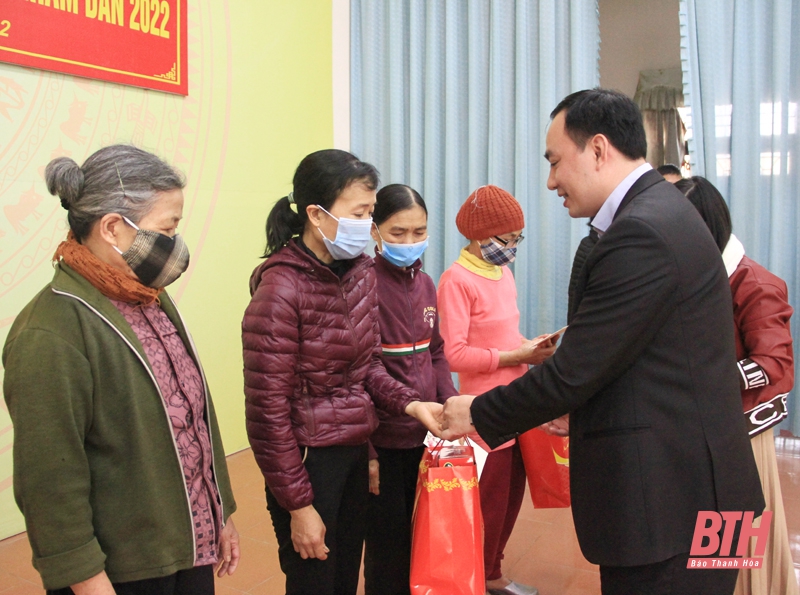 Thứ trưởng Bộ Lao động - Thương binh và Xã hội Nguyễn Bá Hoan thăm, trao tặng quà T ết cho người dân thị xã Bỉm Sơn