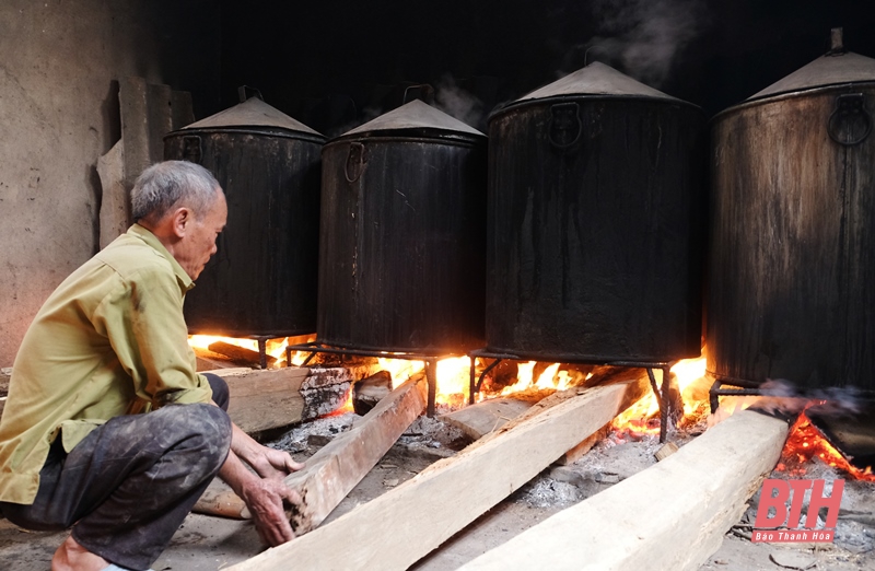 Các cơ sở làm bánh chưng tất bật phục vụ người tiêu dùng