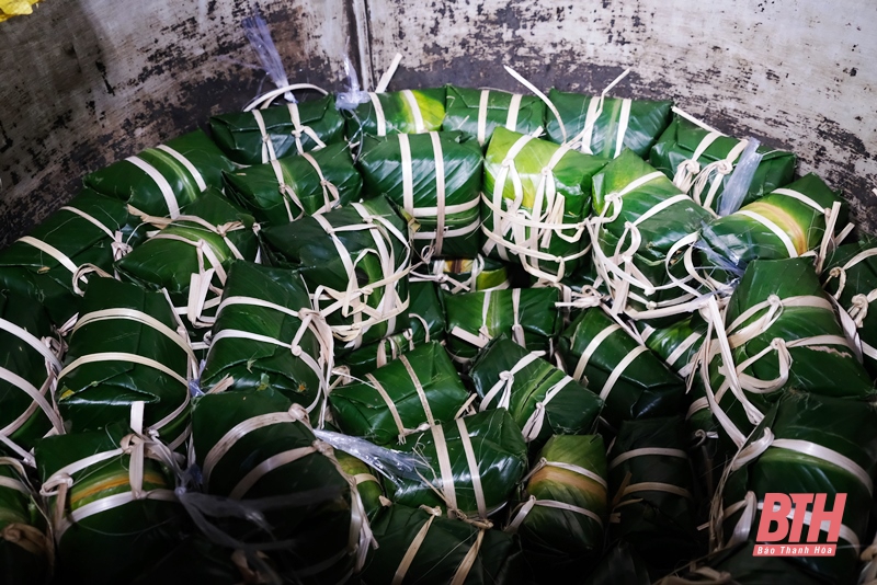 Các cơ sở làm bánh chưng tất bật phục vụ người tiêu dùng