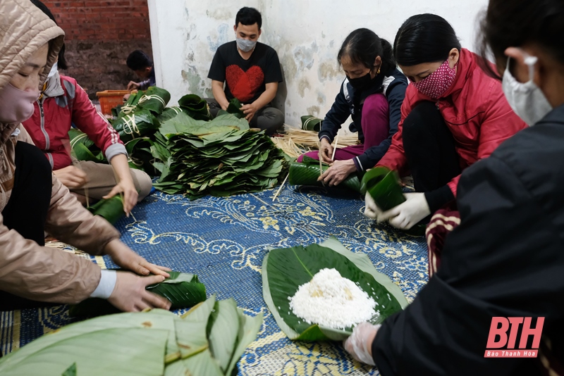 Các cơ sở làm bánh chưng tất bật phục vụ người tiêu dùng