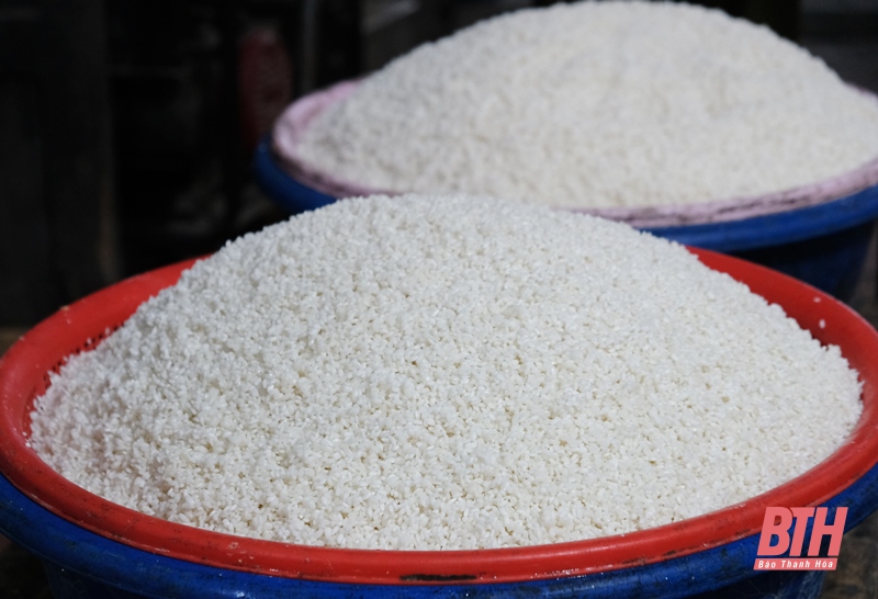 Các cơ sở làm bánh chưng tất bật phục vụ người tiêu dùng