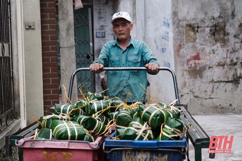Các cơ sở làm bánh chưng tất bật phục vụ người tiêu dùng