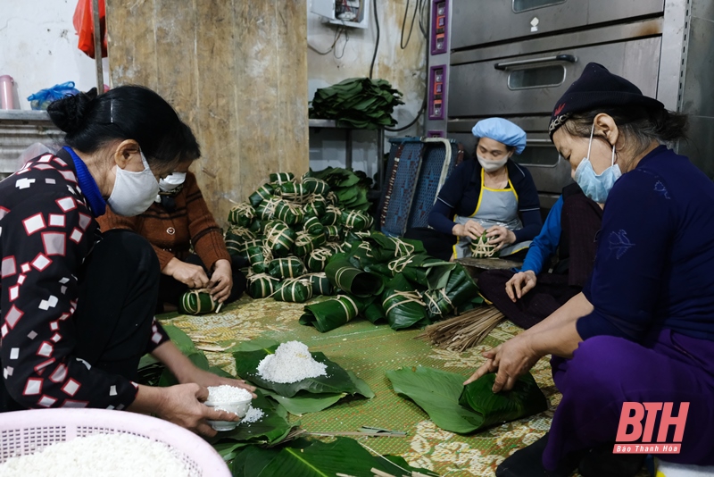 Các cơ sở làm bánh chưng tất bật phục vụ người tiêu dùng