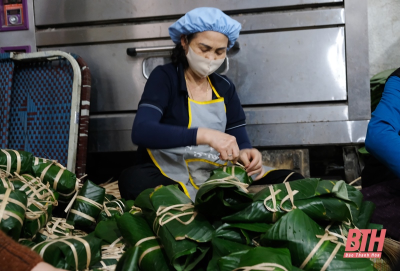 Các cơ sở làm bánh chưng tất bật phục vụ người tiêu dùng