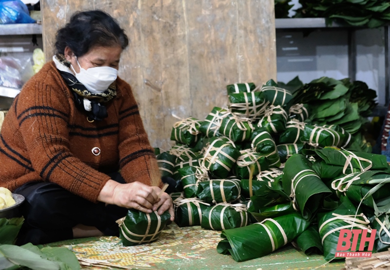 Các cơ sở làm bánh chưng tất bật phục vụ người tiêu dùng