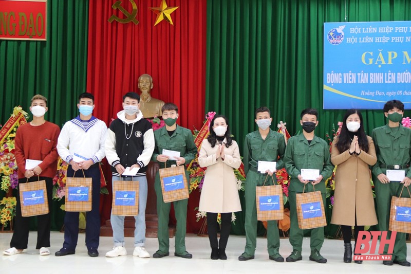Hội LHPN tỉnh Thanh Hóa tặng quà cho thanh niên lên đường nhập ngũ năm 2022