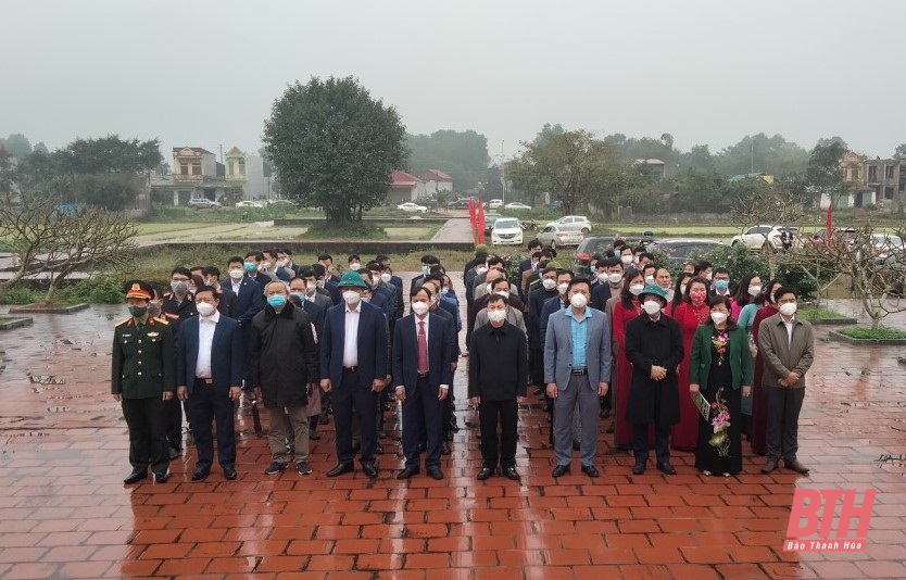 Huyện Hà Trung dâng hương nhân kỷ niệm 75 năm ngày Bác Hồ lần đầu tiên về thăm Thanh Hóa