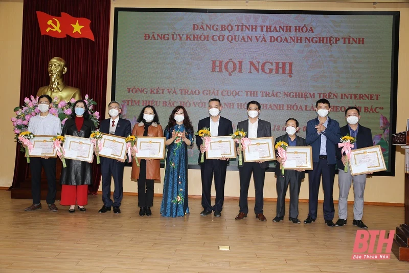 Đảng ủy khối Cơ quan và Doanh nghiệp trao giải Cuộc thi trắc nghiệm trên internet “Tìm hiểu Bác Hồ với Thanh Hóa, Thanh Hóa làm theo lời Bác”