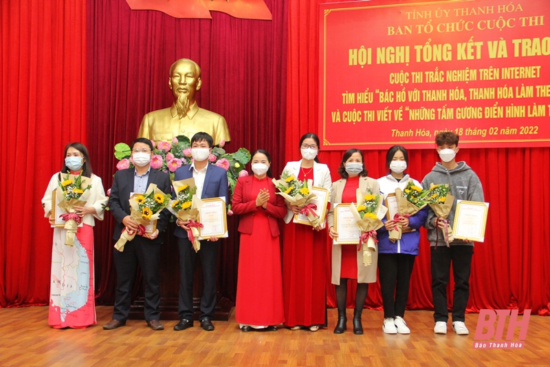 Trao giải Cuộc thi trắc nghiệm trên Internet “Tìm hiểu Bác Hồ với Thanh Hóa, Thanh Hóa làm theo lời Bác” và Cuộc thi viết về “Những tấm gương điển hình làm theo lời Bác”