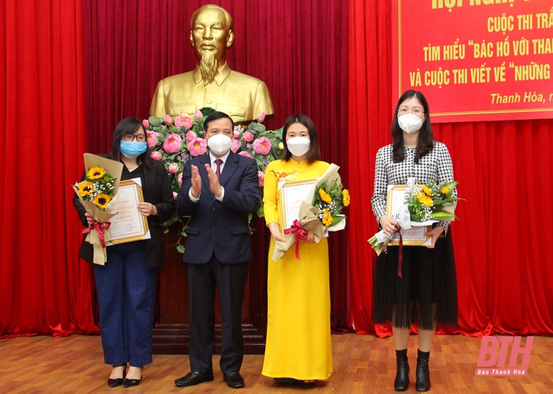 Trao giải Cuộc thi trắc nghiệm trên Internet “Tìm hiểu Bác Hồ với Thanh Hóa, Thanh Hóa làm theo lời Bác” và Cuộc thi viết về “Những tấm gương điển hình làm theo lời Bác”
