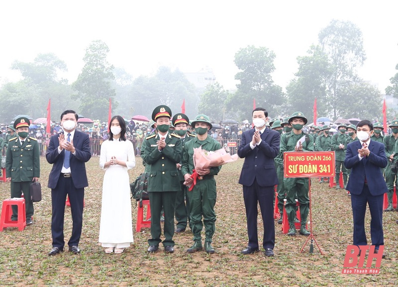 Chủ tịch UBND tỉnh Đỗ Minh Tuấn dự lễ giao, nhận quân tại thị xã Nghi Sơn