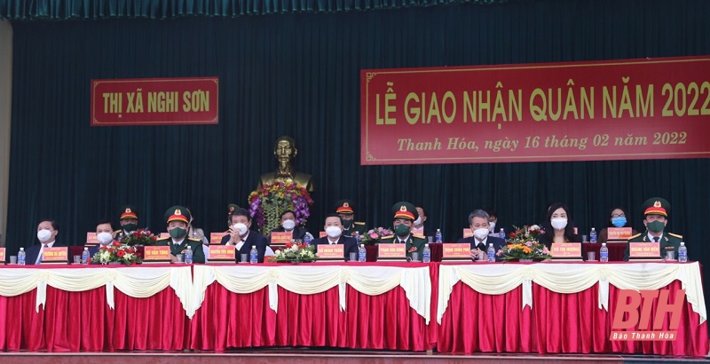 Chủ tịch UBND tỉnh Đỗ Minh Tuấn dự lễ giao, nhận quân tại thị xã Nghi Sơn