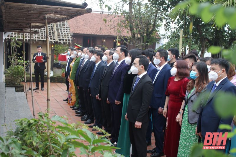 Công nhận đảng viên mới nhân dịp kỷ niệm 75 năm ngày Bác Hồ lần đầu tiên về thăm Thanh Hoá