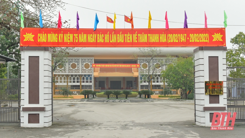 Đường phố rực rỡ cờ hoa kỷ niệm 75 năm ngày Bác Hồ lần đầu tiên về thăm Thanh Hóa