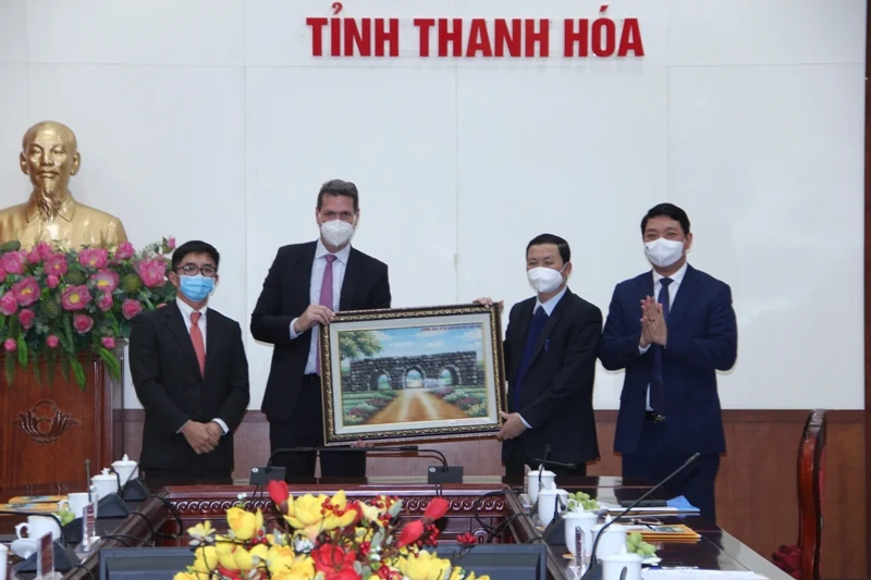 Chủ tịch UBND tỉnh Đỗ Minh Tuấn tiếp và làm việc với đoàn công tác Ngân hàng Phát triển Châu Á